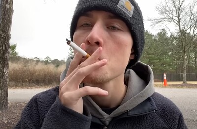 Лечение зависимости от табакокурения в Сосновоборске Мужчина с сигаретой делает затяжку