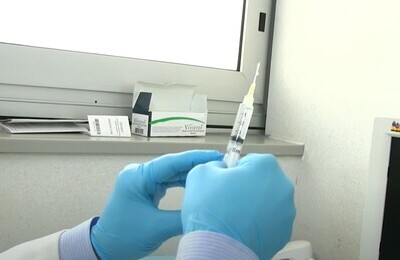 Проведение кодирования Вивитролом в Сосновоборске Шприц с Вивитролом в руках у врача